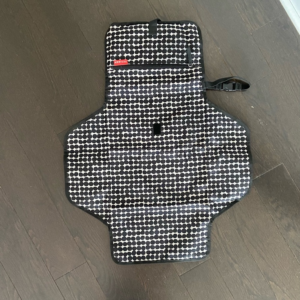 Skip Hop Portable Baby Changing Pad - Picture 2 of 4